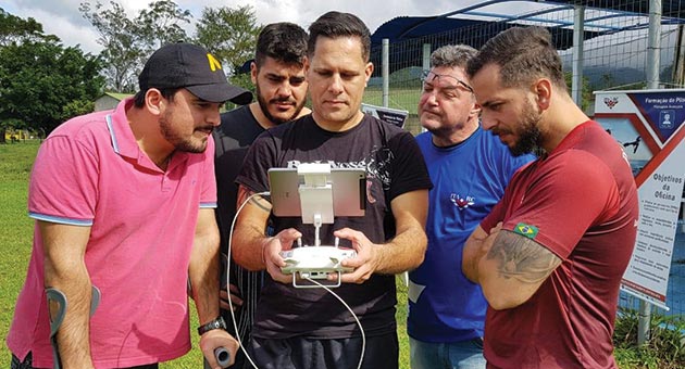alunos se atentando ao curso de formação de pilotos de drone
