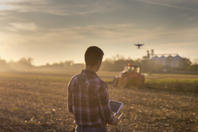 homem descobrindo os benefícios do mapeamento aéreo com drones