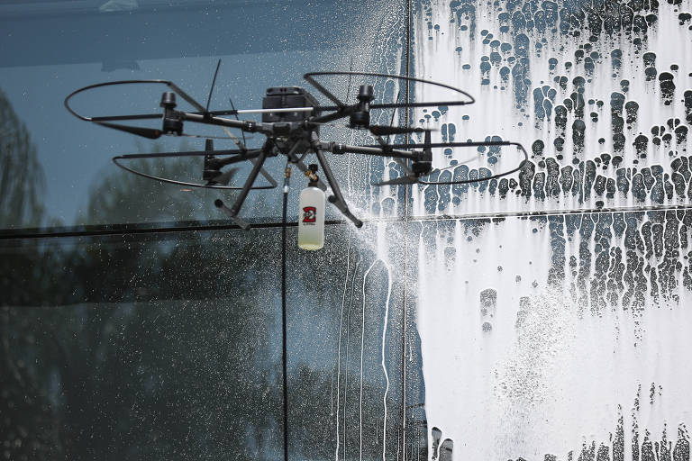 drone realizando limpeza de fachadas
