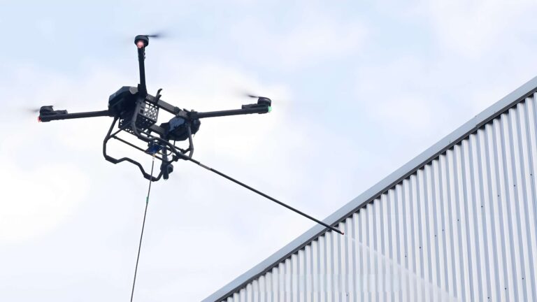 Limpeza de fachadas com drones: o novo mercado promissor para 2026